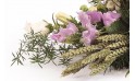 vue sur des alstroemerias et lysianthus de la raquette de deuil