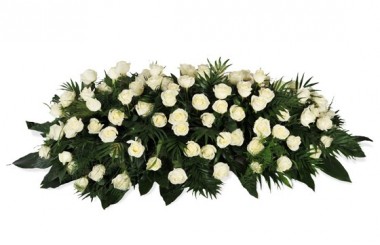 image de raquette de deuil composée de roses blanches