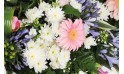 vue sur des refours blancs et un gerberas rose