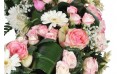 zoom sur un ensemble floral de la couronne de deuil