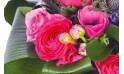 zoom sur des renoncules du Bouquet rond de saison Sarah