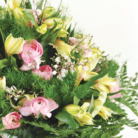 Zoom droit bouquet rond de roses Vaporeux
