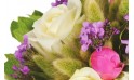 zoom sur une rose blanche du bouquet floral