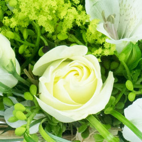 mosaïque : zoom sur une rose blanche du bouquet
