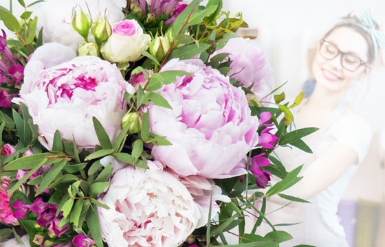 L'Agitateur Floral | Bouquet de fleurs surprise avec des Pivoines