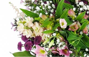 image de la Gerbe de fleurs à la main mauve "Aphrodite" | L'Agitateur Floral