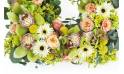 Image Carré de fleurs piquées tons vert, jaune et saumon "Pan" | L'Agitateur Floral