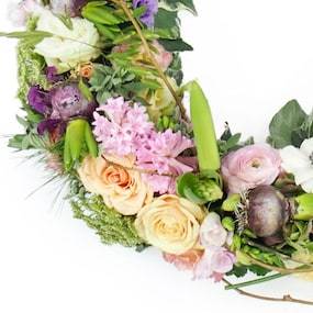 Zoom gauche de la Couronne champêtre de fleurs pastels "Damona" | L'Agitateur Floral
