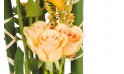 zoom sur une rose pale de la composition de fleurs