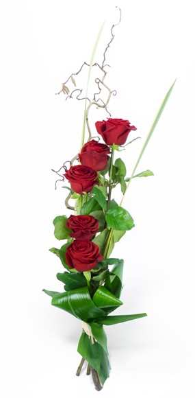 image de la création florale de roses rouges