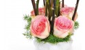 bas de la composition de roses roses