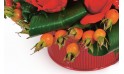 zoom sur le bas de la composition de fleurs rouges