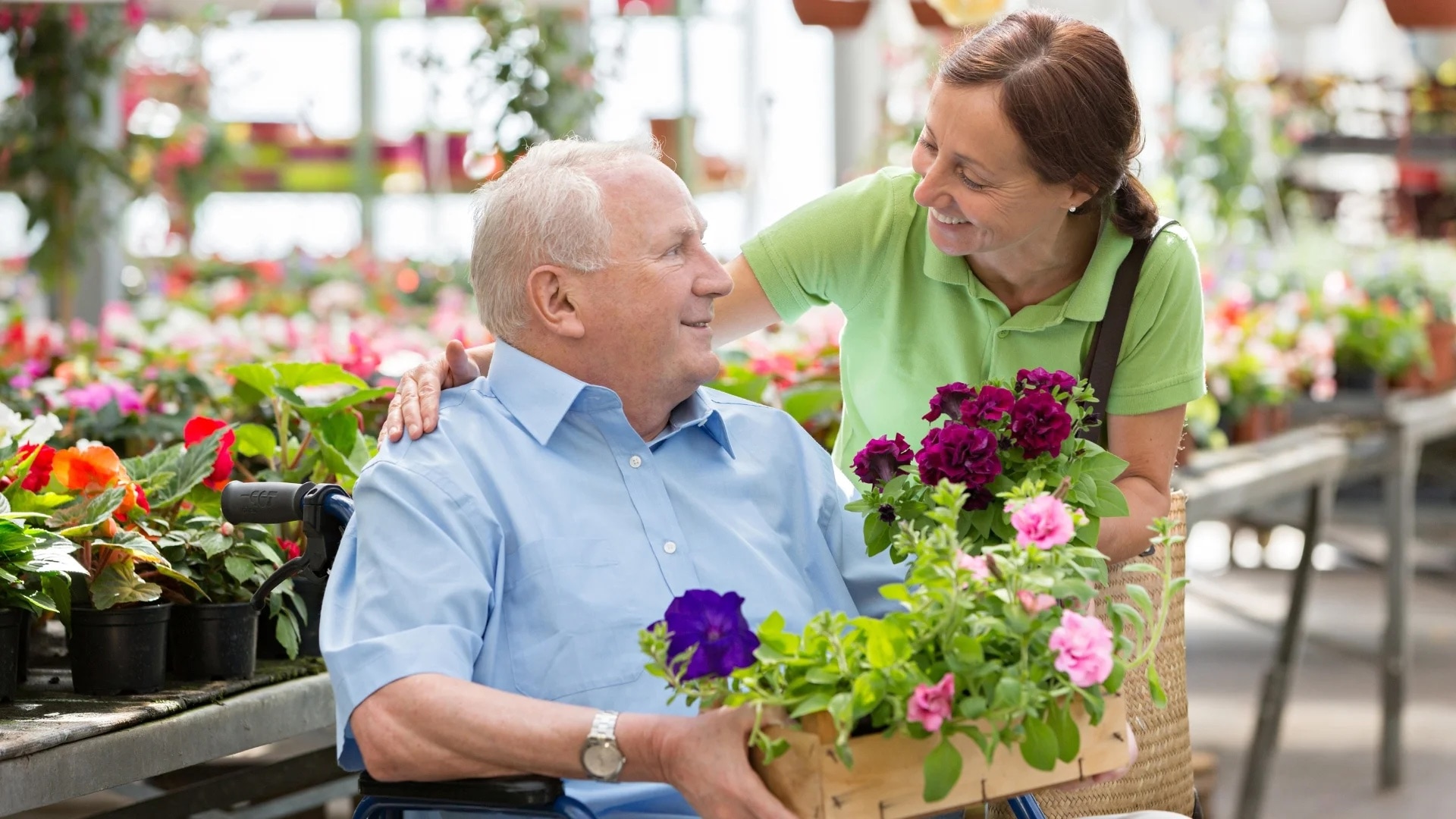 Homme heureux recevant un bouquet de fleurs pour son anniversaire
